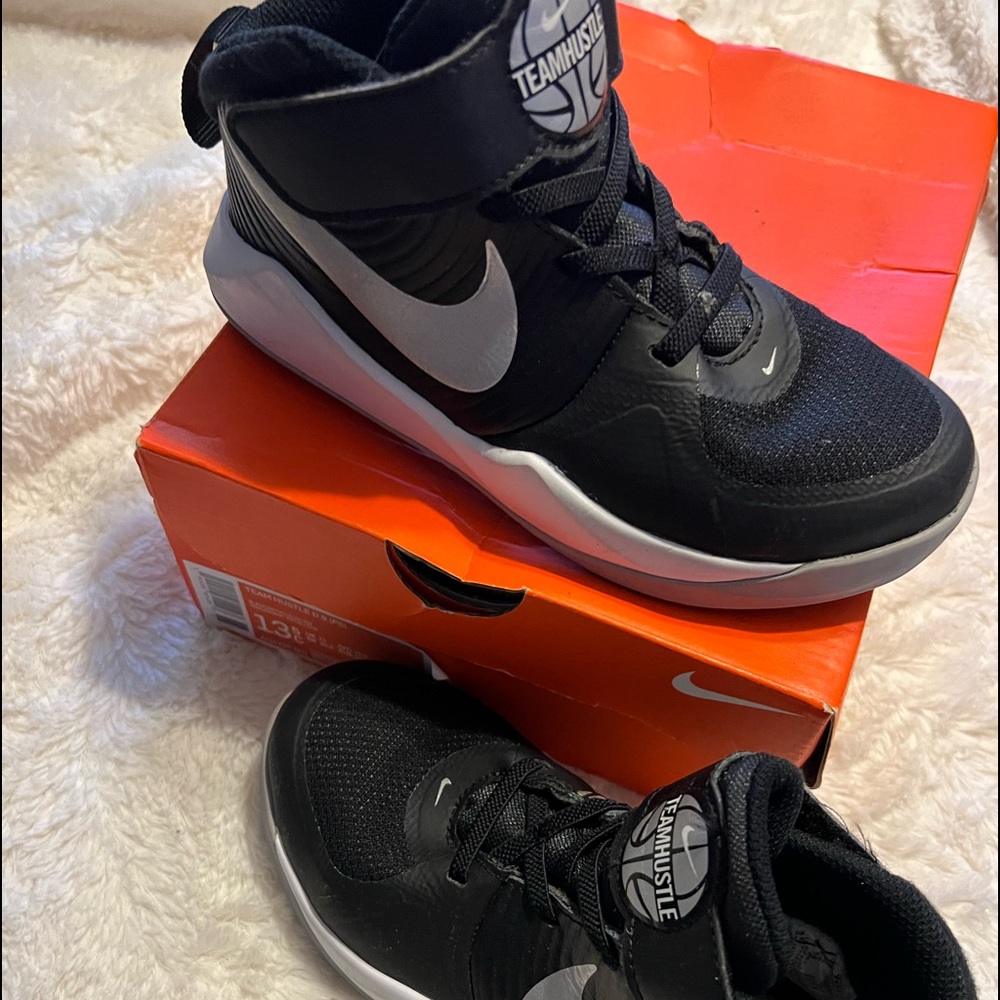 Boys Nike Team Hustle D 9 sneakers